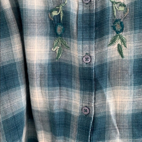 Gloria Vanderbilt embroider button up blouse - Picture 6 of 7